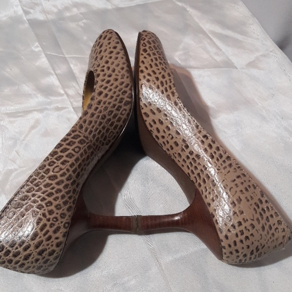 Liz Claiborne embossed leather peep toe 7 pumps - Picture 5 of 7